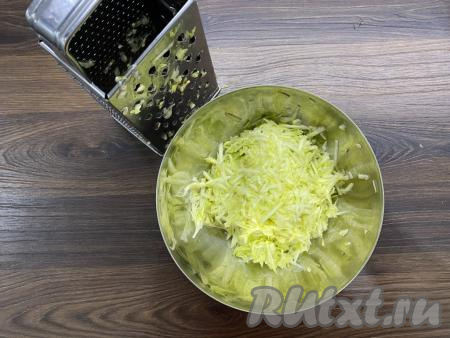 Кабачок вымыть, отрезать плодоножку. Я брала молодой кабачок и готовила его, не очищая от кожуры и семян. Если у кабачка толстая кожура и крупные семена - их нужно удалить. 300 грамм подготовленного кабачка натереть на крупной тёрке, переложить в миску, а затем отжать от жидкости (жидкость, отжатая из кабачковой массы нам в дальнейшем не понадобится).