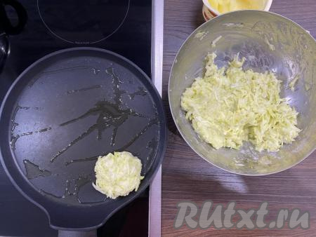 Разогреть сковородку с небольшим количеством растительного масла (можно жарить и на сливочном или топлёном масле).