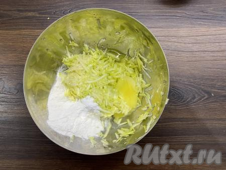 К натёртому кабачку добавить сырое яйцо, рисовую муку и соль, тщательно перемешать. Тесто должно получиться  вязким, густым.