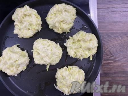 Из получившегося теста сформировать плоские лепёшки (у меня весом по 50-55 грамм) и выложить их на разогретую с маслом сковородку.