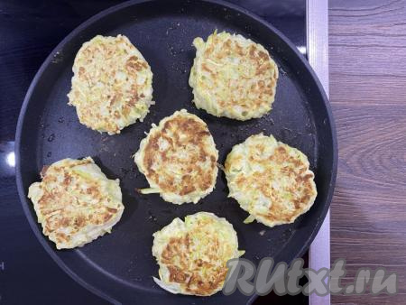 Жарить кабачковые оладушки по 3 минуты с каждой стороны (до золотистой корочки) на среднем огне.