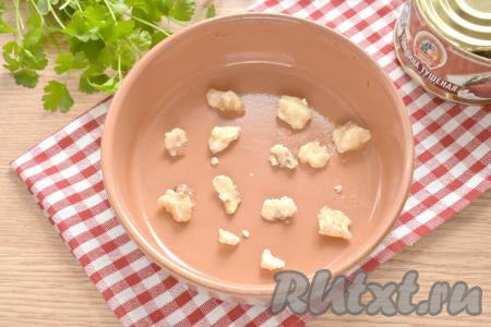 Открываем банку с тушёнкой. Застывший жир выкладываем на дно жаропрочной формы.