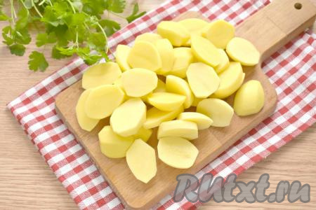 Очищаем картошку, ополаскиваем её холодной водой и нарезаем на кружочки толщиной 5-7 миллиметров, перекладываем в миску, солим по вкусу (добавляя соль, не забывайте, что картошка будет готовиться с уже солёной тушёнкой).