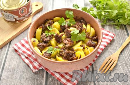 Картошку с тушёнкой достаём из духовки и сразу подаём вкусное, сытное блюдо к столу, дополнив соленьями или овощным салатом.