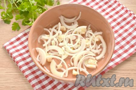 Поверх жира выкладываем полукольца лука.