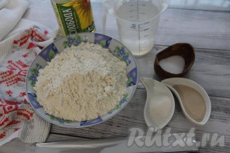 Подготовить продукты для приготовления хлеба в рукаве для запекания в духовке.