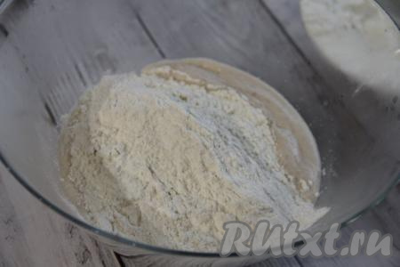 Всыпать просеянную муку.