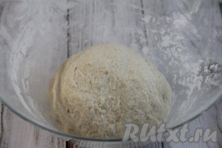 Тесто перемешивать сначала столовой ложкой, а затем хорошо вымесить его руками до мягкого и пластичного состояния (вымешивать минут 10-15). Затем тесто выложить в миску, накрыть тканевым полотенцем (или пищевой плёнкой) и поставить в тёплое место (можно поставить в духовку на режим "Лампочка") на 1-1,5 часа.