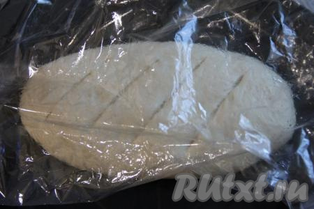 Аккуратно сделать разрезы на поверхности хлеба с помощью лезвия. Завязать рукав с двух сторон.