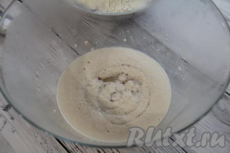 По прошествии времени в запенившуюся опару нужно влить растительное масло и добавить соль, перемешать.