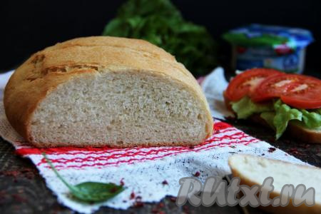 Достать противень с хлебом из духовки, аккуратно разрезать рукав для запекания и переложить хлебушек на решётку, чтобы слегка остудить. Вкуснейший, воздушный домашний хлеб нарезать на ломтики подать к столу.