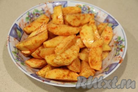 Перемешать картошку с маслом и специями, покрывая дольки со всех сторон.&nbsp;