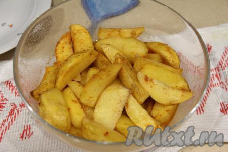 Готовность картофеля проверить зубочисткой (в готовые дольки зубочистка будет входить без труда). Достать миску с картошкой из микроволновки. В горячий картофель добавить чеснок, пропущенный через пресс, и аккуратно перемешать, обволакивая все дольки. Картошка, приготовленная по-деревенски, получается аппетитной, ароматной и очень вкусной.