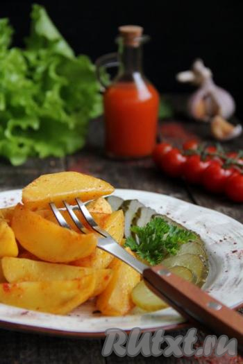 Подать картофельные дольки в горячем виде, дополнив соленьями. Кстати, такая картошечка станет и прекрасным гарниром к мясу, рыбе, а ещё её можно готовить в Пост.&nbsp;