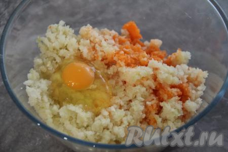 В миску с фаршем и овощами вбить яйцо.