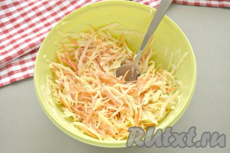 Перемешиваем овощи с заправкой, если нужно, подсаливаем.