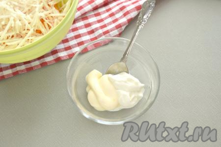 Приготовим заправку, для этого майонез соединяем со сметаной (сметану, при желании, можно заменить на майонез) в небольшой мисочке.