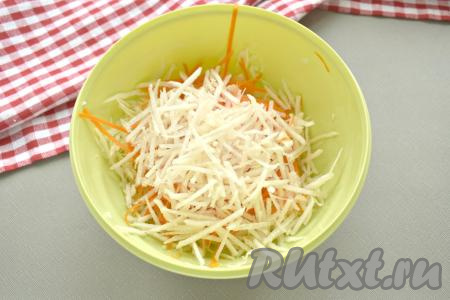 Редьку очищаем и натираем на той же тёрке, на которой натирали морковку. Перекладываем натёртую редьку в салат из капусты и моркови.