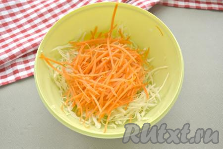 Очищаем морковь, натираем её на тёрке для овощей по-корейски (или на обычной крупной тёрке), добавляем к капусте.