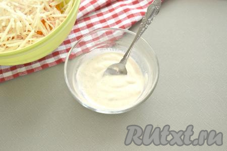 Тщательно перемешиваем и заправка для нашего овощного салата готова.