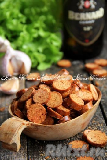 Аппетитные, вкусные, ароматные сухарики, приготовленные из баранок со специями, достать из духовки, остудить. Такие сухарики можно подать к супу, использовать для приготовления салатов. А ещё ими приятно похрустеть во время просмотра фильма, да и к пиву они будут кстати!