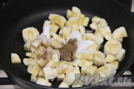 Бананы очистить и нарезать на небольшие кусочки, выложить на сковороду, добавить сахар и корицу, поставить на средний огонь.
