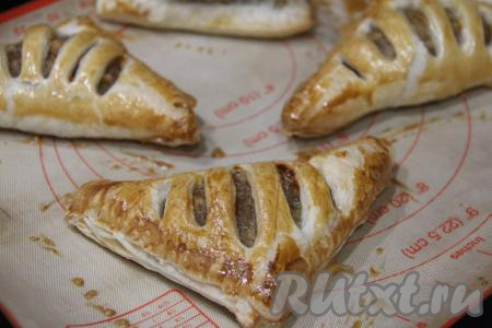 Выпекать слойки с банановой начинкой минут 20 (до золотистого цвета) в духовке, предварительно разогретой до 180 градусов.