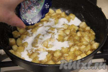 Потушить бананы минуты 2-3, помешивая, затем тонкой струйкой, постоянно перемешивая, влить крахмал, разведённый в 2 столовых ложках холодной воды.&nbsp;Потомить 2-3 минуты, помешивая, банановая начинка для слоек загустеет, снять с огня и дать остыть.