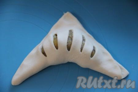 Накрыть начинку тестом и хорошо скрепить края (очень удобно скреплять края, прижимая их вилкой). Получится слойка наподобие треугольника (или чем-то напоминающая рогалик). Аналогично сформировать ещё 3 слойки с бананом