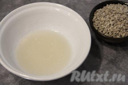 В миске соединить сахар, воду и масло, перемешать.