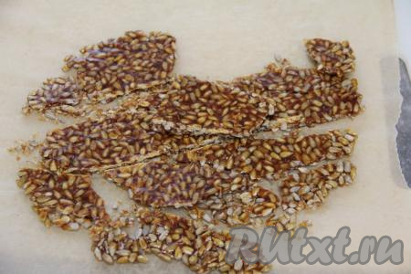 Разломать козинаки на кусочки.