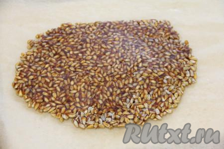 Козинаки из семечек полностью застынут.