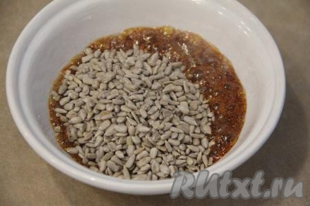 Поставить миску с сахаром, водой и маслом в микроволновку и готовить на максимальной мощности 5 минут. Карамель за это время будет кипеть и полностью приготовится. Аккуратно достать миску с очень красивой карамелью и сразу всыпать очищенные семечки. Работать с горячей карамелью нужно аккуратно.