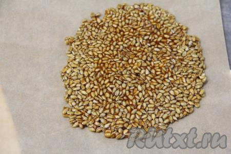 Быстро перемешать семечки с карамелью и выложить на лист пергамента. Быстро распределить массу на пергаменте, формируя достаточно тонкий слой.