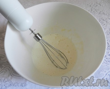 Яйцо взбить с сахаром, сметаной и содой.