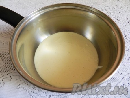 Для крема желтки растереть с сахаром и мукой.