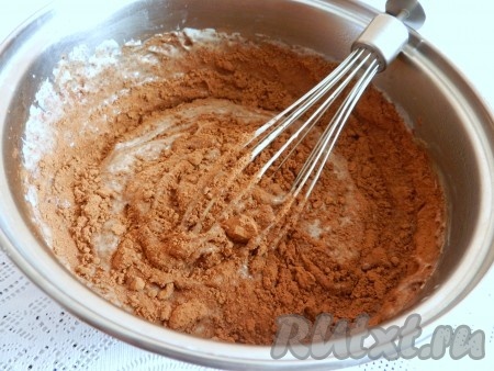 Всыпать какао, влить горячие сливки и поставить на огонь.