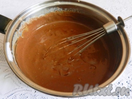 Постоянно помешивая, довести крем до кипения и варить до загустения на медленном огне.