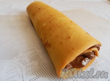 Бисквит свернуть рулетом и обмазать кремом со всех сторон. Украсить по желанию.
