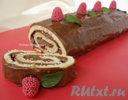 Нежный, вкусный бисквитный рулет с кремом готов.