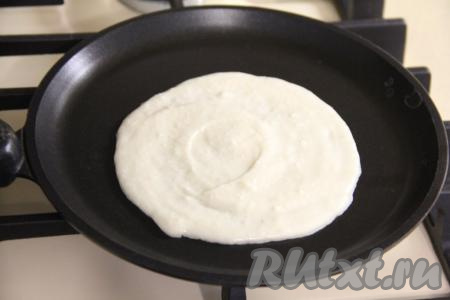 Сковороду хорошо разогреть. Обычно панкейки жарят на сухой раскалённой сковороде. Если же не уверены в качестве покрытия вашей сковородки, тогда слегка смажьте её маслом. В центр раскаленной сковороды выложить 2 столовых ложки теста и сформировать круглый панкейк.