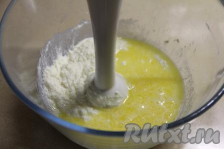 Пробить творожную массу погружным блендером до однородного состояния. Растопить сливочное масло, немного его остудить и влить в творожную массу.