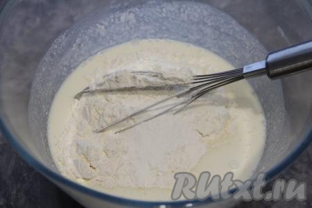Всыпать муку, соль и разрыхлитель, перемешать творожное тесто венчиком.