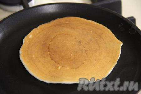 Жарить творожный панкейк на среднем огне до золотистого цвета с двух сторон, затем переложить на тарелку. Аналогично один за другим пожарить все панкейки (у меня получилось 12 штук), складывая их один на другой на тарелку.