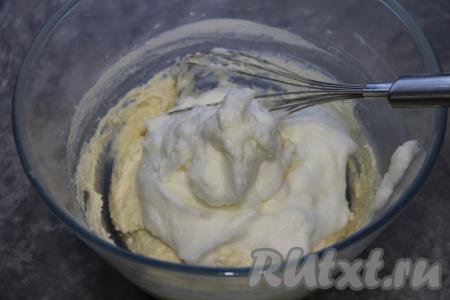 Охлаждённые белки взбить миксером до стойких пиков и добавить в тесто. Аккуратно вмешать белки с помощью венчика в творожное тесто.