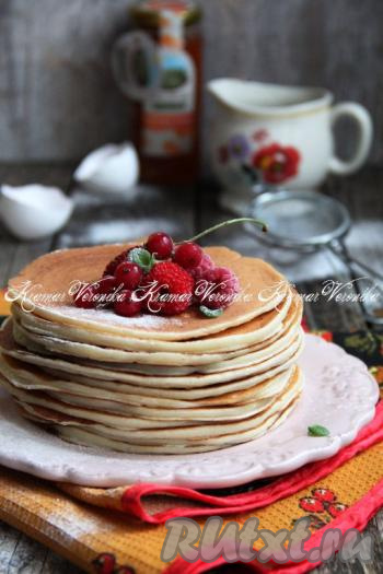 Очень вкусные, нежные творожные панкейки подать к столу, дополнив мёдом, сметаной или сиропом.