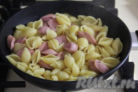 Готовые макароны с сосисками перемешать.