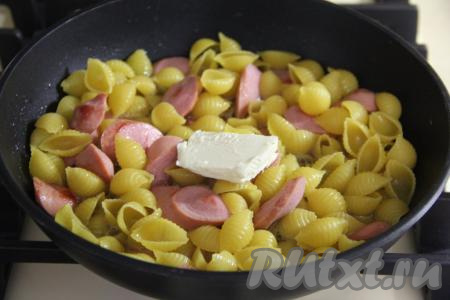 Влить воду комнатной температуры, добавить соль и кусочек сливочного масла.