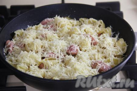 Сразу посыпать сыром, натёртым на средней тёрке, перемешать и снять с огня.&nbsp;