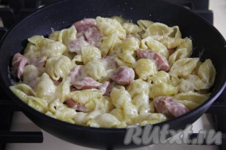 Накрыть крышкой и оставить на пару минут.